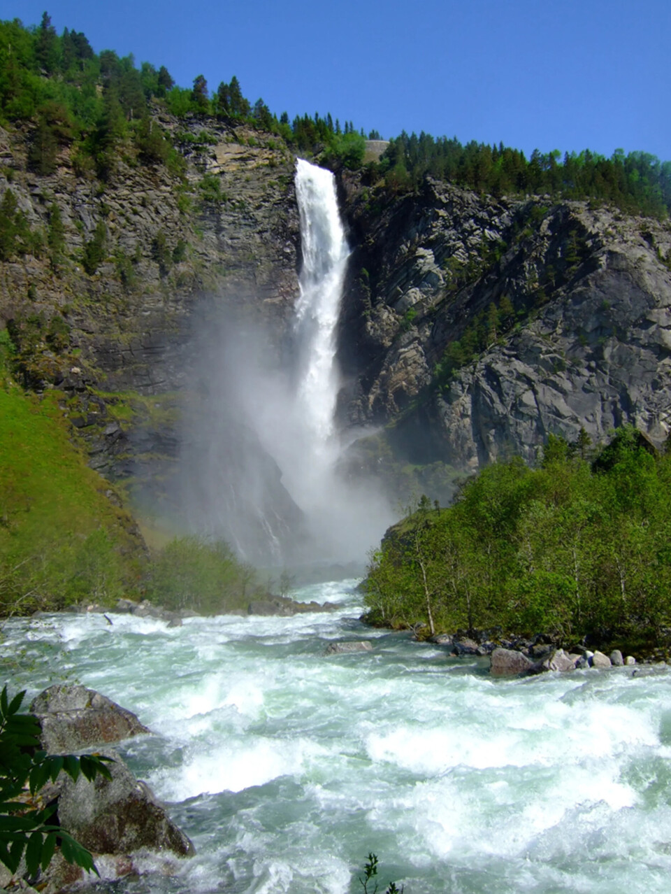 Hvis du ikke bare tenker på å fiske kan du ta turen til en av flere flotte fosser.