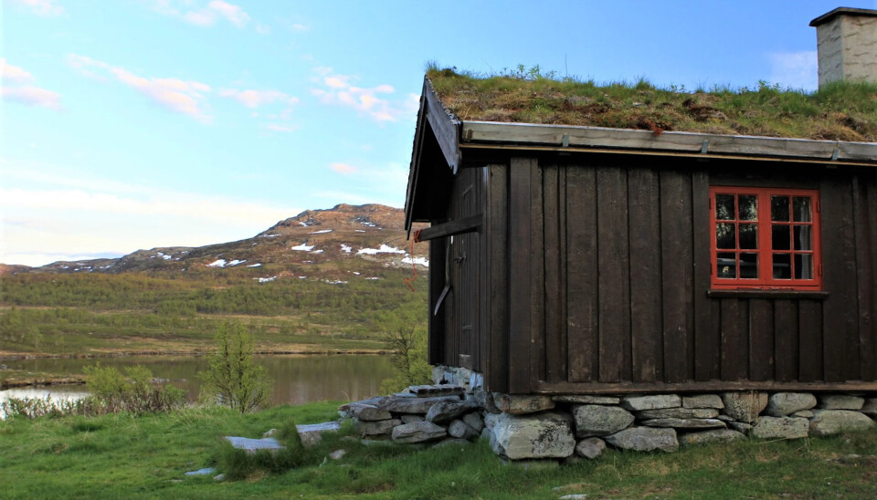 Hytta ligger nydelig til med utsikt over vannet og landskapet rundt.