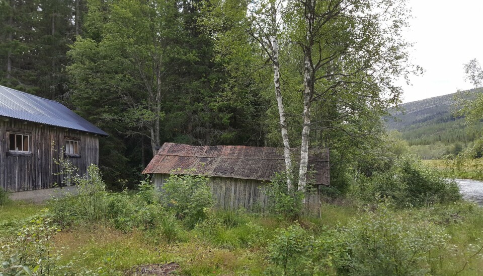 Her ser du hvor tett på elva hytta ligger. Snik deg fram og ta en titt i Unsetåa