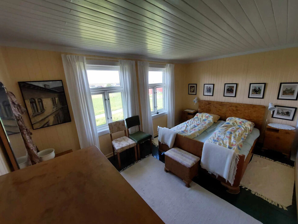 Hovedsoverommet har dobbeltseng og god plass. Rett og slett et flott sted å våkne opp.