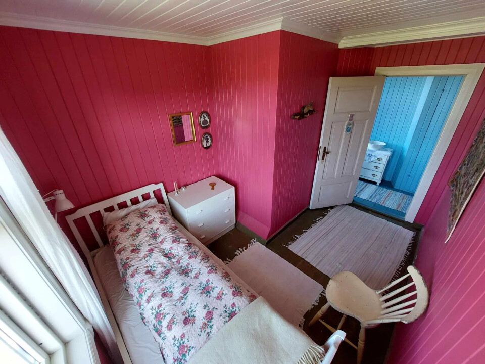 Huset har åtte soverom i varierende farger.