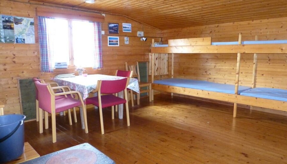 Hytta er en enkel og funksjonell oase i villmarka.