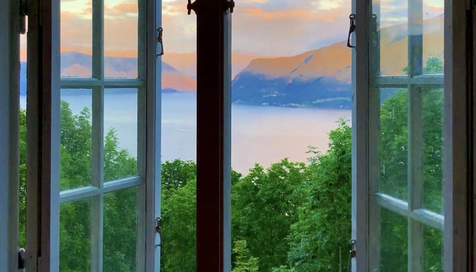 Langstrakt utsikt over Sognefjorden fra stuevinduet.