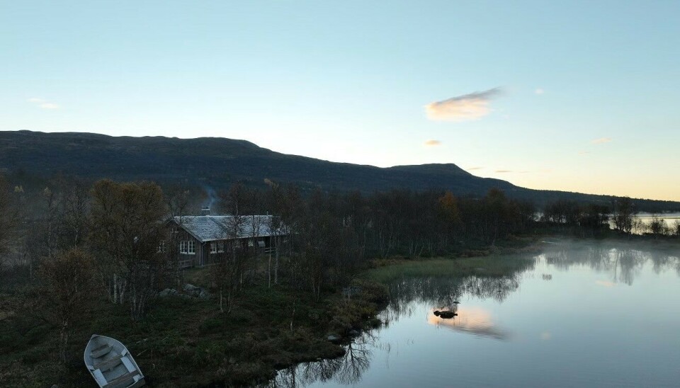 Varm deg i badstua, og ta et kjapt steg ut i Storfjordens klare vann.
