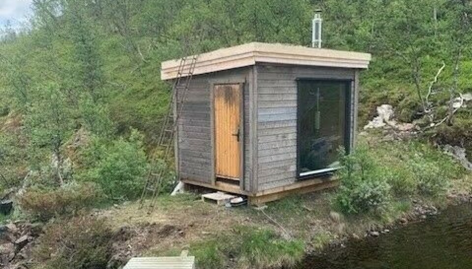 Nybygget badstue ved vannet.