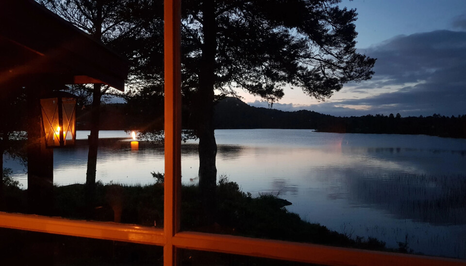 Kort vei fra et kaldt bad til en varm badstue på Hitra.