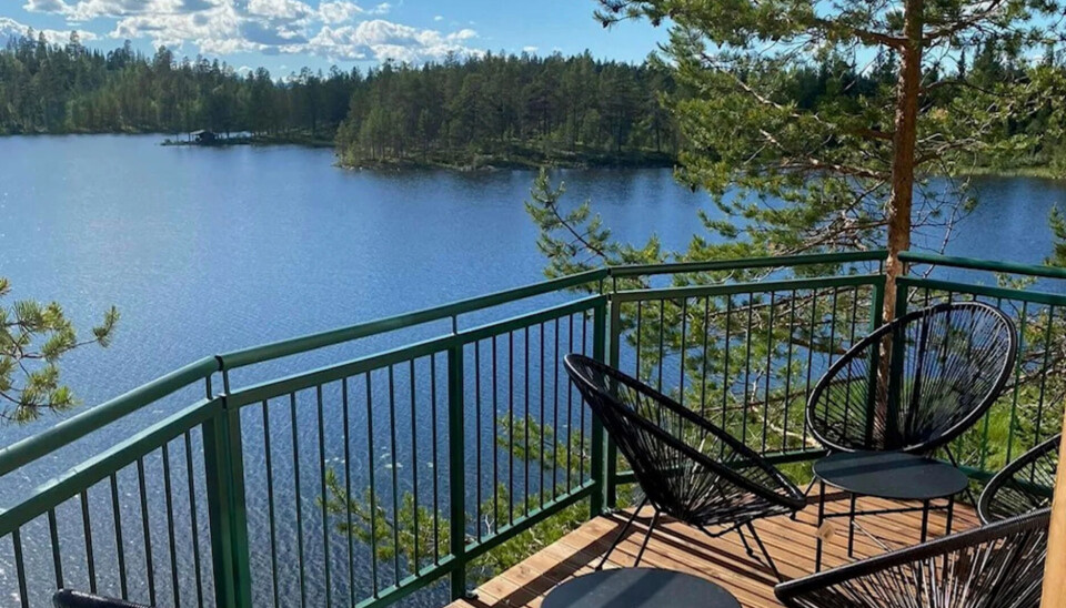 Hytta ligger tre meter fra fiskevannet.